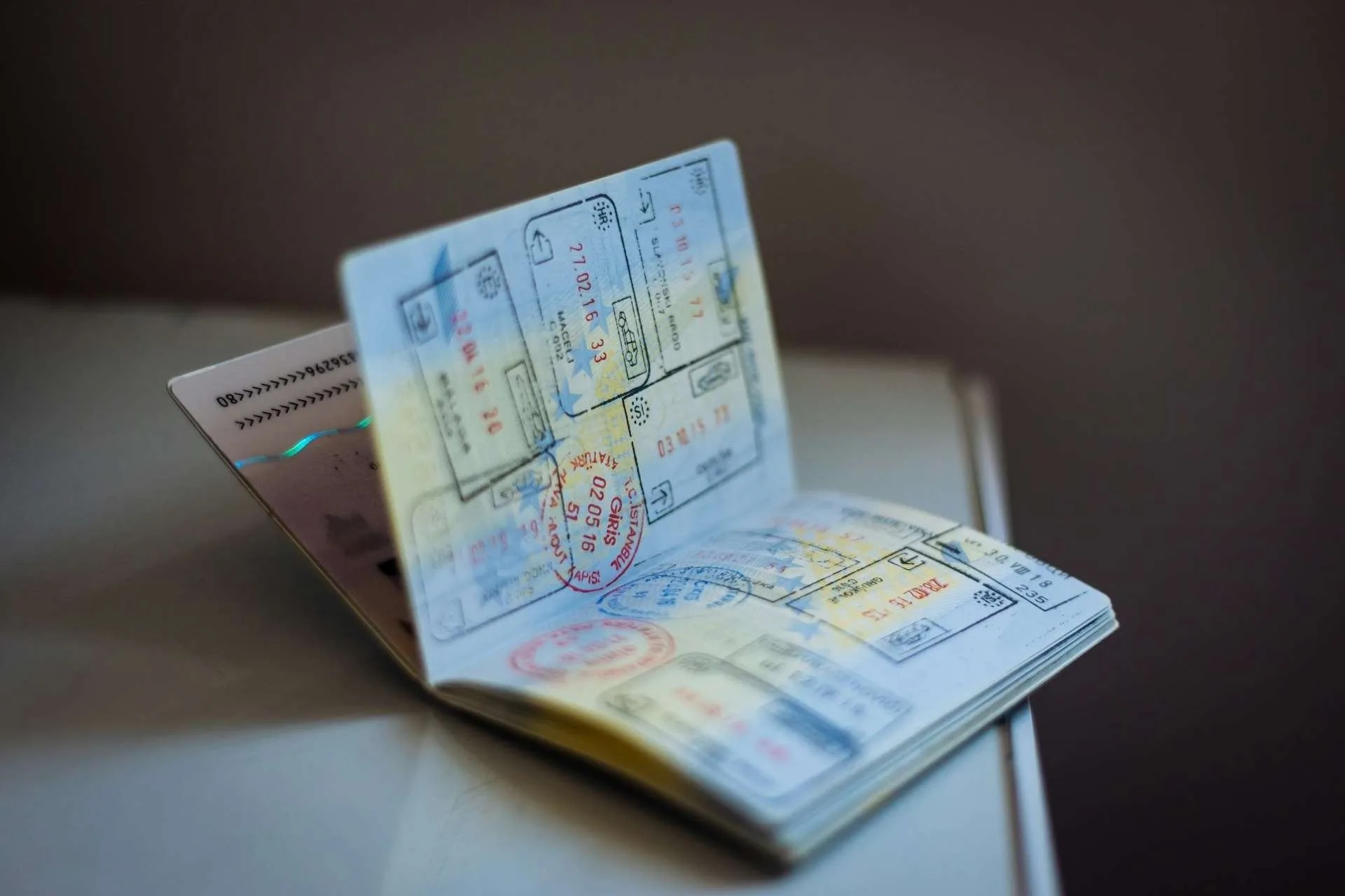 Work permits and visas: conditions to obtain them
